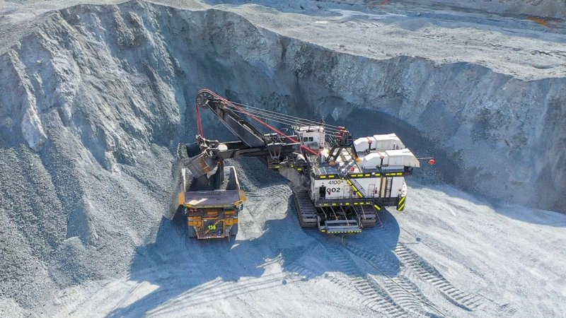 Aktivitas penambangan di area operasional AMMAN